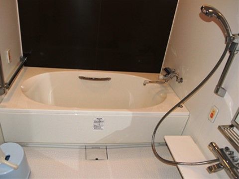 浴室の洗い場と浴槽の壁にはそれぞれ押ボタンが設置されており、どちらからでもスタッフを呼ぶことが可能である。