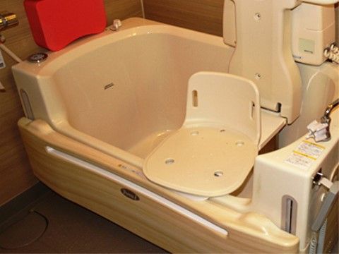 介護浴槽で入浴する際には椅子が自動的に浴槽内に入りリクライニングするため、入居者様は楽な姿勢で入浴することができる。
