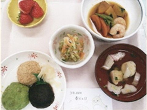 栄養バランスに配慮した、彩り豊かなおかずがお皿や小鉢に盛られているお食事