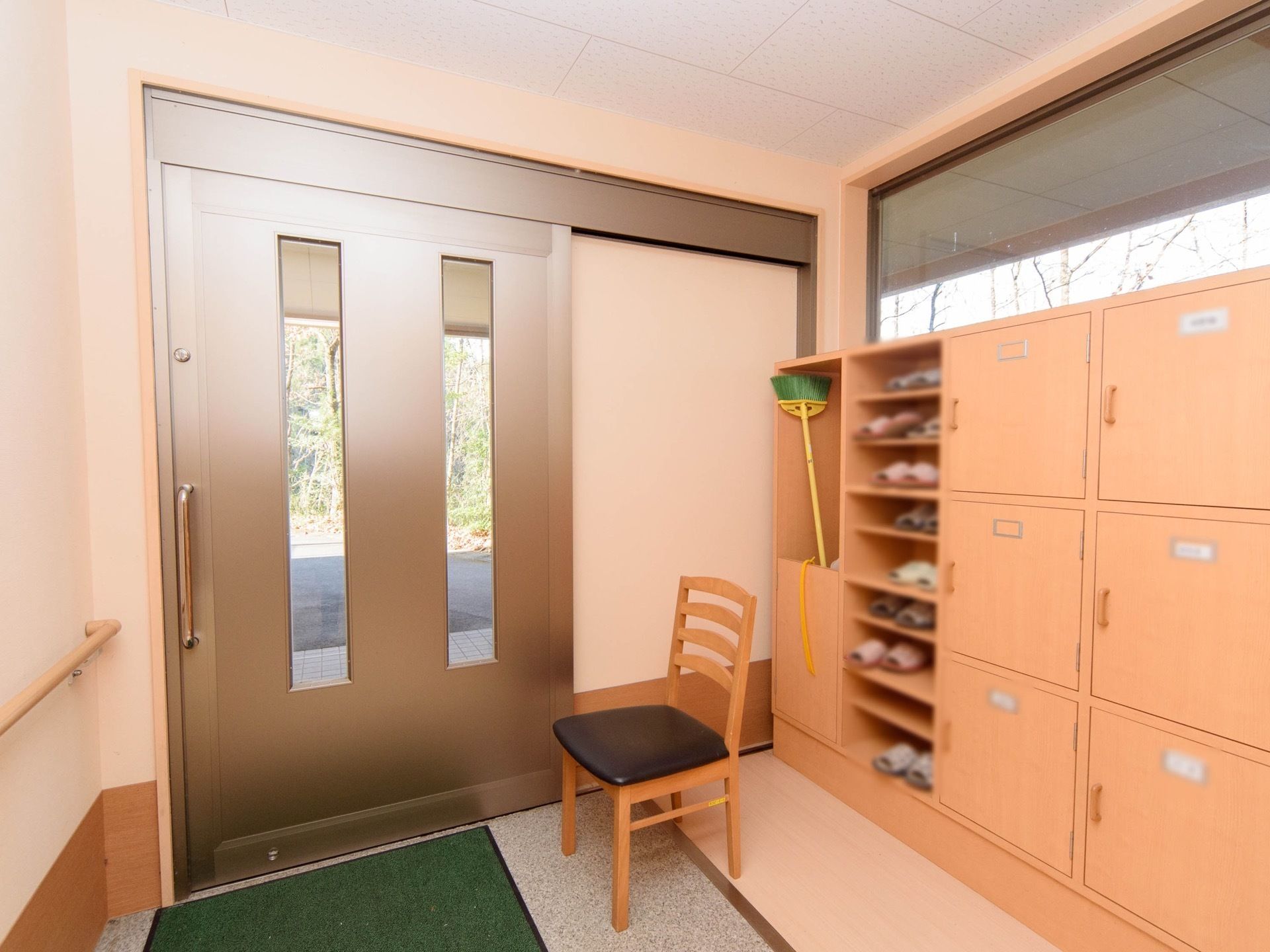 玄関の扉はスライド式で間口が広く段差がない。大きな下駄箱にはスリッパが用意されている。腰掛け用の椅子がある。