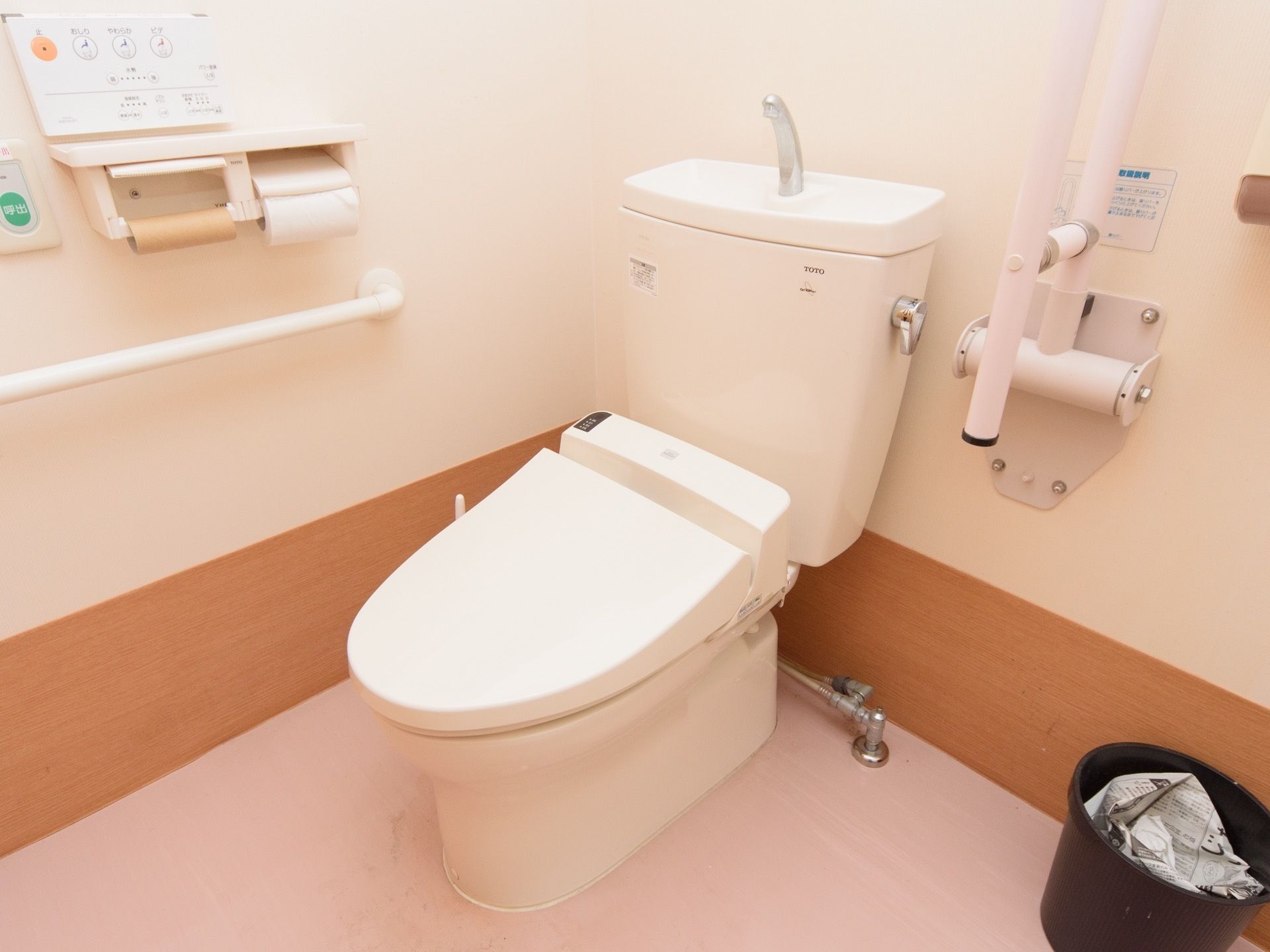 トイレには手すりがあり、片側は折りたたみ式なので室内を広く使うことができる。壁に緊急コールが設置されている。