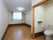 居室内には、トイレが完備されている。扉の代わりにカーテンが付いているので、握力のない方でもスムーズに利用ができる。