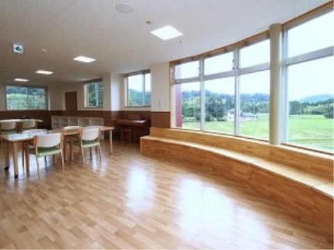 アーチ状になっている壁に広い窓があり、採光が十分な食堂