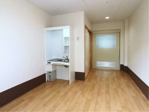 白が基調の爽やかな雰囲気のある空間である。介護用ベッドやエアコンなどの生活必需品がそろっているので便利である。