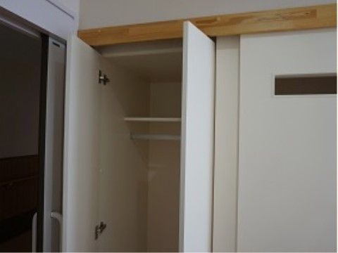 居室内には、広い収納スペースが完備されている。タンスを置く必要がないので、部屋に空間ができゆったりと生活ができる。