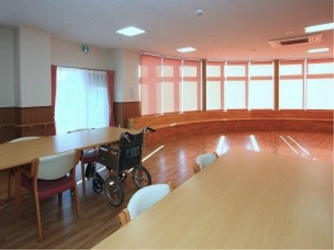 明るく開放感のあるリビングである。気の合うお仲間との歓談やティータイムや、絶好の景色を堪能することができる。