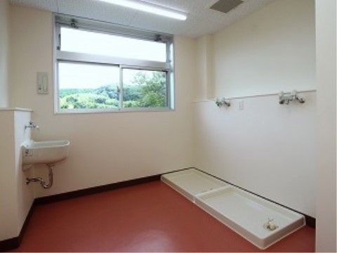 施設内には、洗濯室が完備されている。見晴らしのよい景色を眺めながら、洗濯が完了するまで待つことができる。