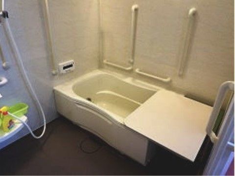 清掃の行き届いた明るい一般浴室である。手すりやシャワー、ナースコールが完備されているので、１人でも安全に入浴ができる。