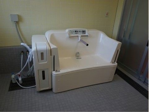 施設内には、重介護や車椅子をご利用の方でも気持ちよく入浴ができる介護仕様の浴槽や備品を備えている。スタッフが体調を配慮して介助する。