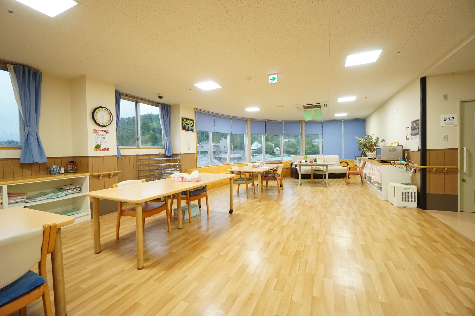 照明が設置され、テーブル、椅子が置かれている共有スペース