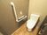 トイレは十分な広さがあり、扉は引き戸が採用されている。また、手すりや緊急通報装置などが備え付けられ、安全に配慮されている。