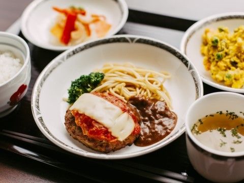 手作りでご提供しているお食事は、彩りやバランスを考えている。皆様が健康にお過ごしいただくために、見た目や味にこだわり調理している。