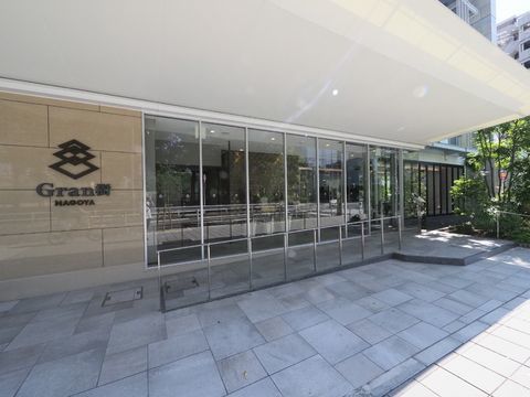 外観は、ホテルのようで老人施設とは思えない造りである。名古屋の繁華街に近いこともあり、周りの景色に溶け込んでいる印象。