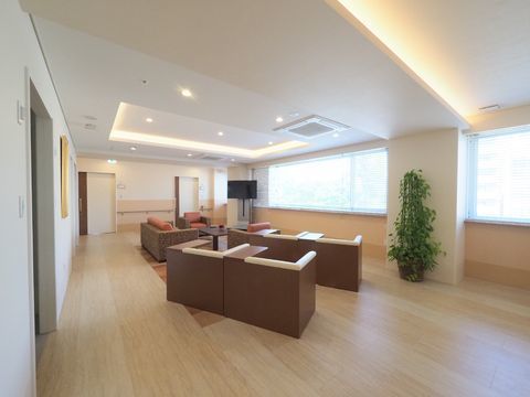 まるでホテルのロビーにいるかのような、ゴージャスなソファがある。居室は広々ゆったりとしていてのんびり寛げる。