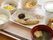主食には白米、主菜として魚料理がトレーに乗っている。それ以外に副菜、汁物、デザートも用意されている。