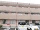 介護施設を囲む駐車場と建物