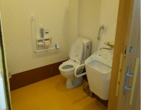 通常の洋式トイレの他、オストメイト対応トイレが設置されている。便器の前は広く空けられ、車椅子や歩行器でも入りやすくなっている。
