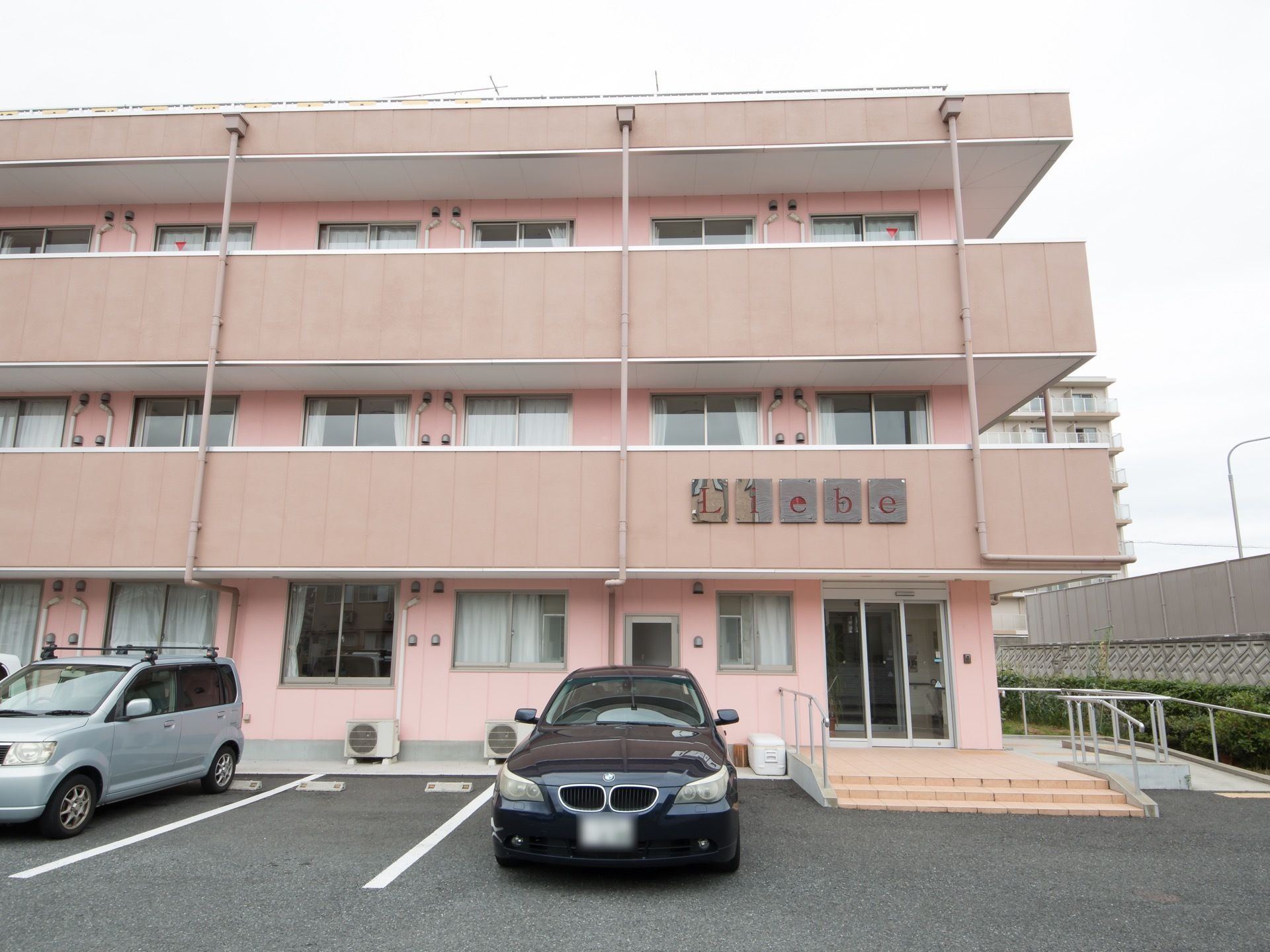 やわらかなピンク色を基調とした外観である。日当たりに配慮した設計で、自然光をたっぷり取り込んでいる。