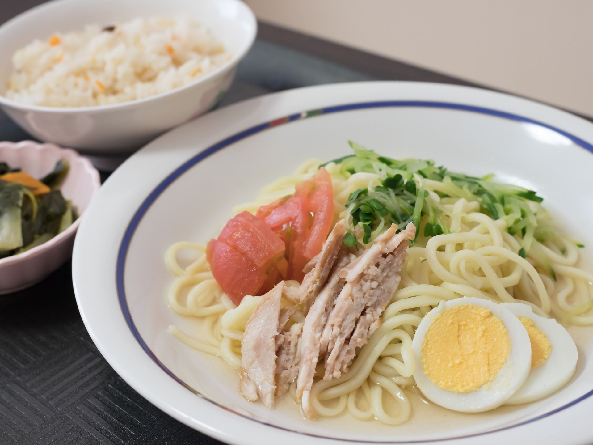 この日は、さっぱり食べられる麺料理が提供されている。トマトやキュウリ、お肉など栄養バランスを考慮した食材が使われている。