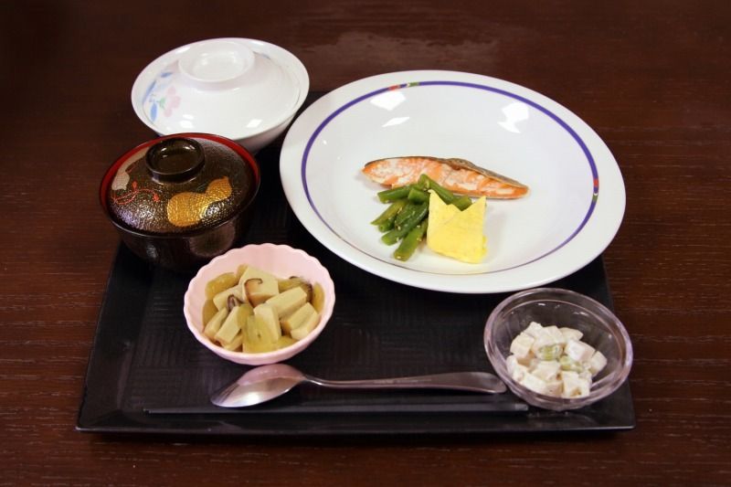 焼き鮭と高野豆腐の煮物が付いたメニュー