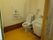 左開きの引き戸。中には便器のほかオストメイト対応トイレも設置されている。便器の両側には手すりがあり、前のスペースは広くとられている。