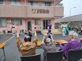 活動を楽しむ高齢者たち