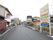 施設のまわりは閑静な住宅地である。目印となる大きな看板に施設名や矢印が書かれており、迷う心配がない。