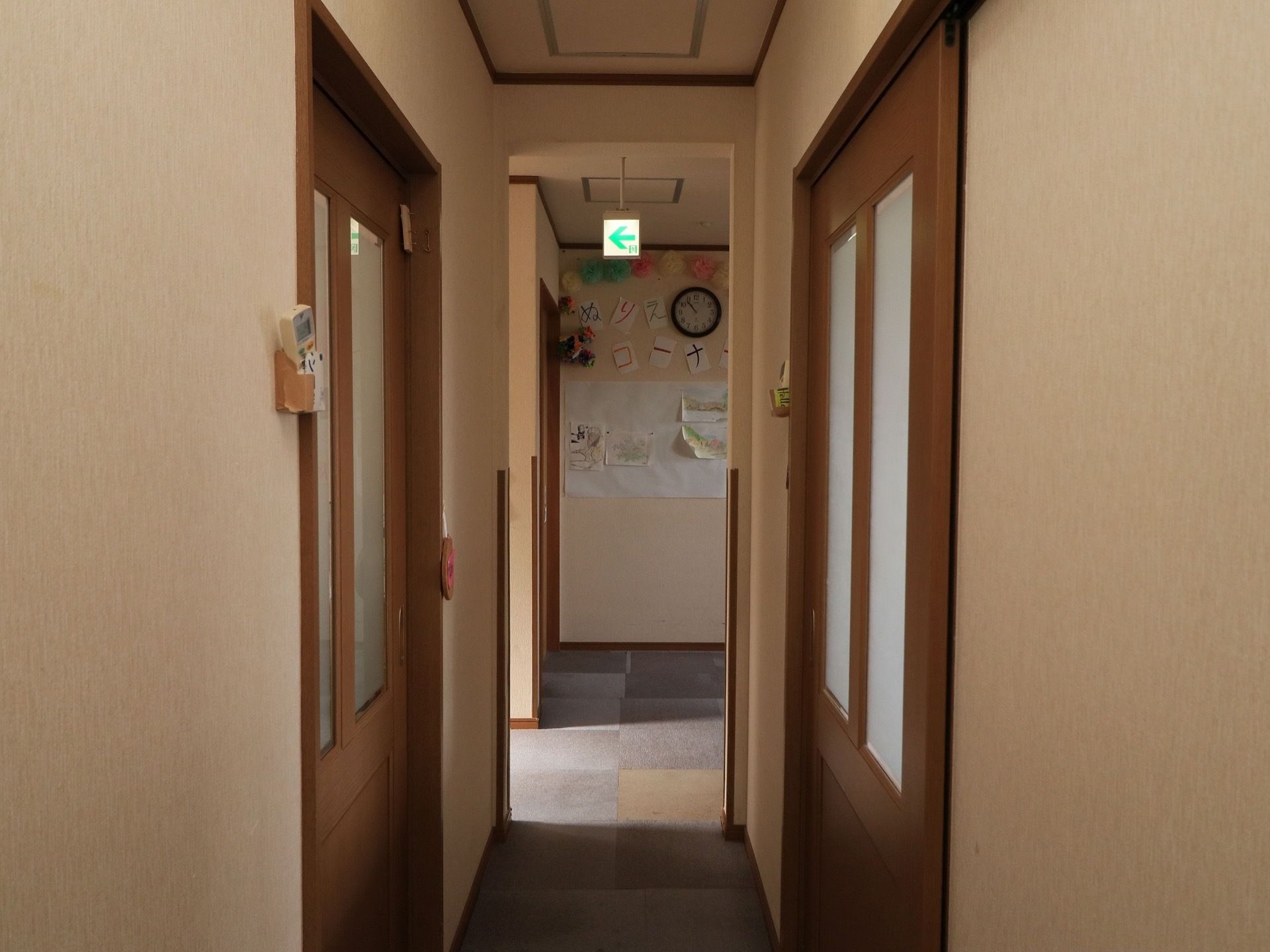 通路にはタイルカーペットが敷き詰められている。扉は引き戸になっているため、開け閉めがしやすくなっている。