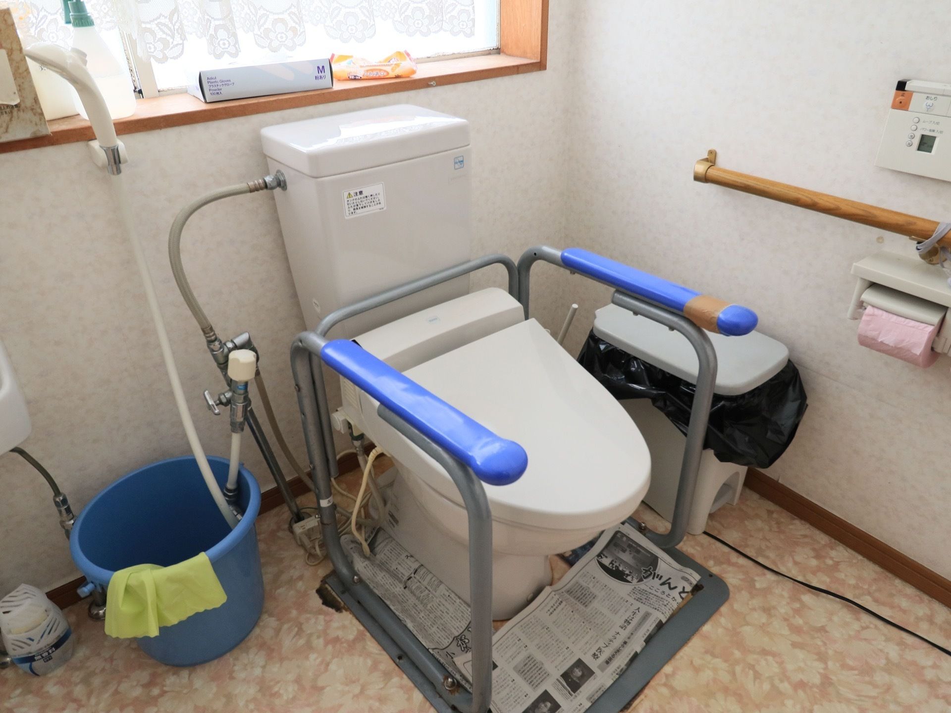トイレには青い手すりが備えつけられており、立ち座りが楽に行える。トイレのすぐそばにはシャワーも設置されている。