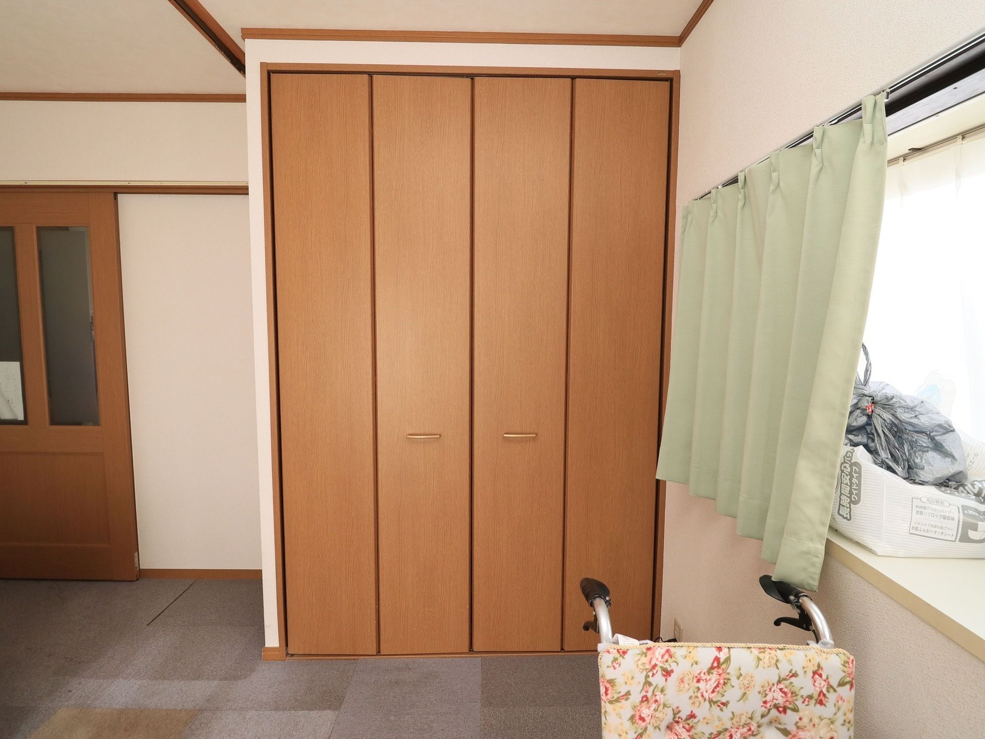 クローゼットの扉は中折れタイプになっており、取っ手が低い位置に取りつけられているため、車椅子に座ったままの開け閉めも可能となっている。