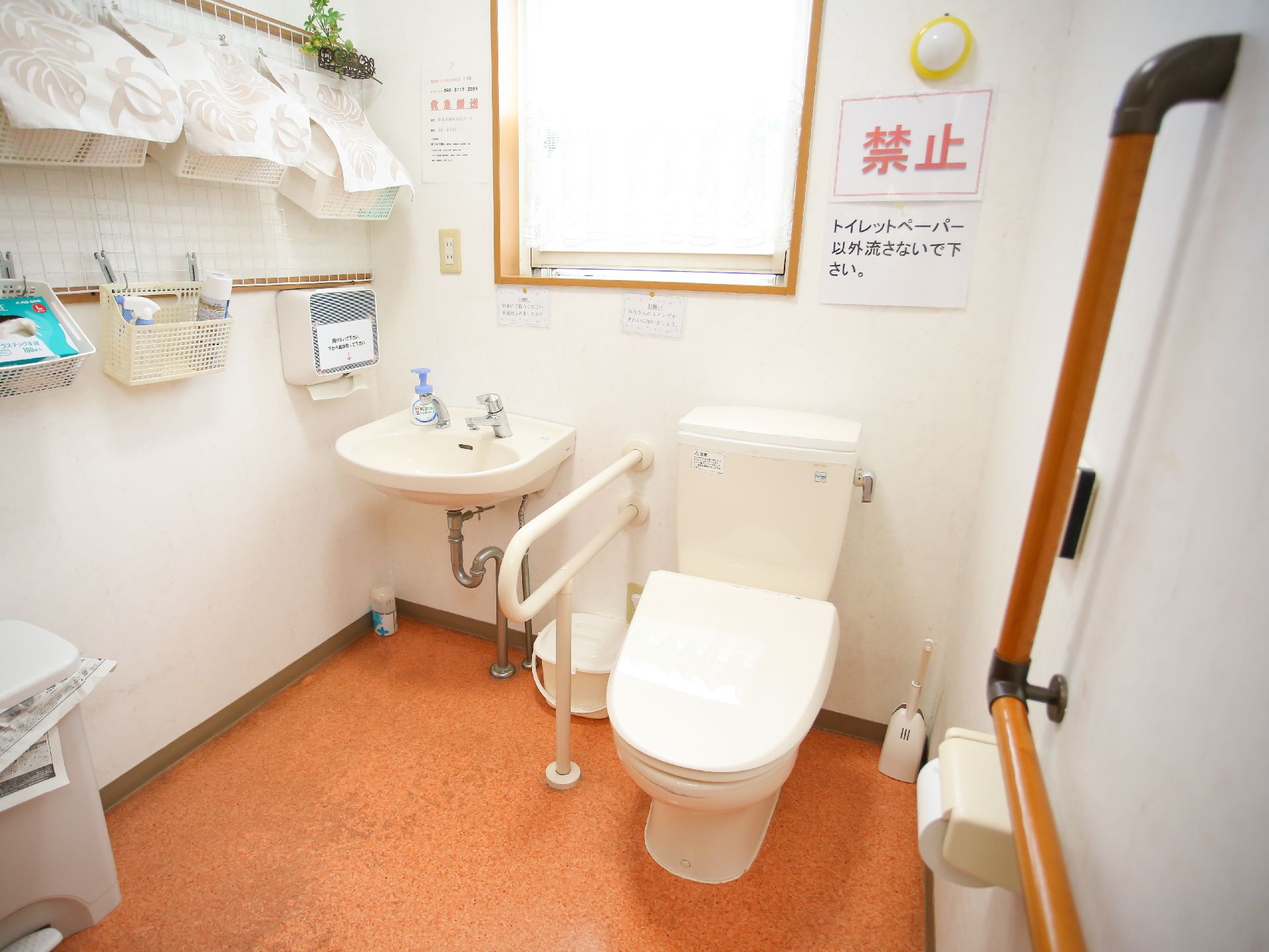 手すりのあるバリアフリー完備の入居者向けの洋式トイレ