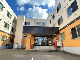 ツートーンカラーで3階建ての建物