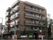 ５階建てのマンション型の施設である。ベランダで洗濯物を干す様子などは、普段と変わらない生活が垣間見られる。