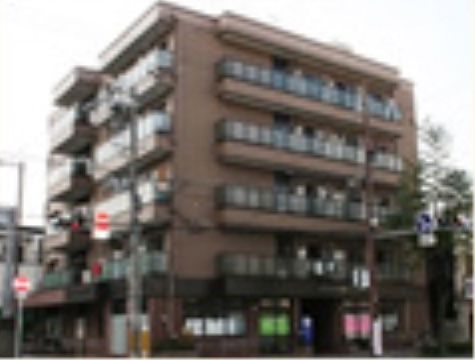 施設は鉄骨５階建てとなっている。居室は全室が個室となっているので、プライバシーに守られた生活ができる。