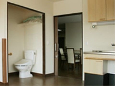 トイレとキッチンが設置された居室となっている。車椅子をご利用の方にも支障なく使用できるように、それぞれに広さと高さに配慮がされている。