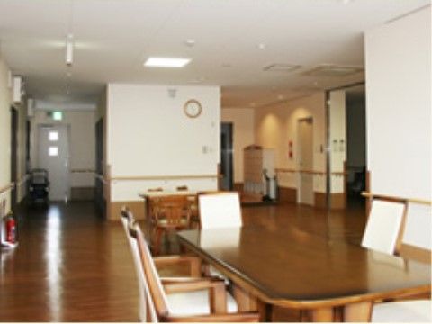 木製のテーブルを囲んで椅子が設置されている。入居者様は食事や仲間同士の団らんなどに使用することができる。