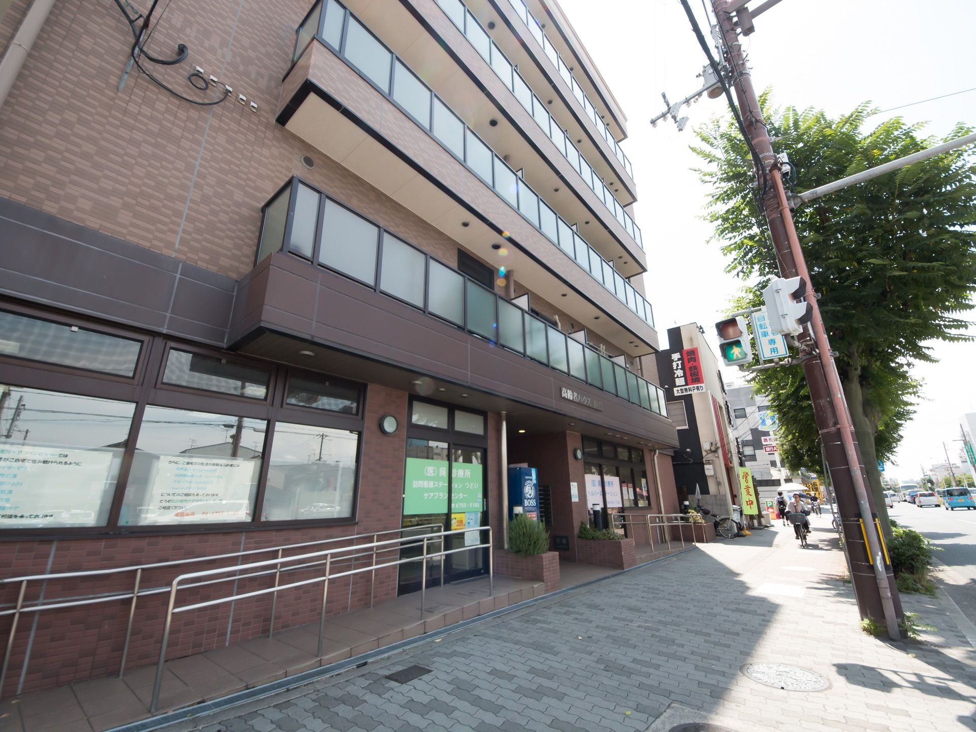 ５階建ての大きなビルである。出入り口にはスロープと手すりが設置されている。施設前の歩道は広く、安全に出入りできる。