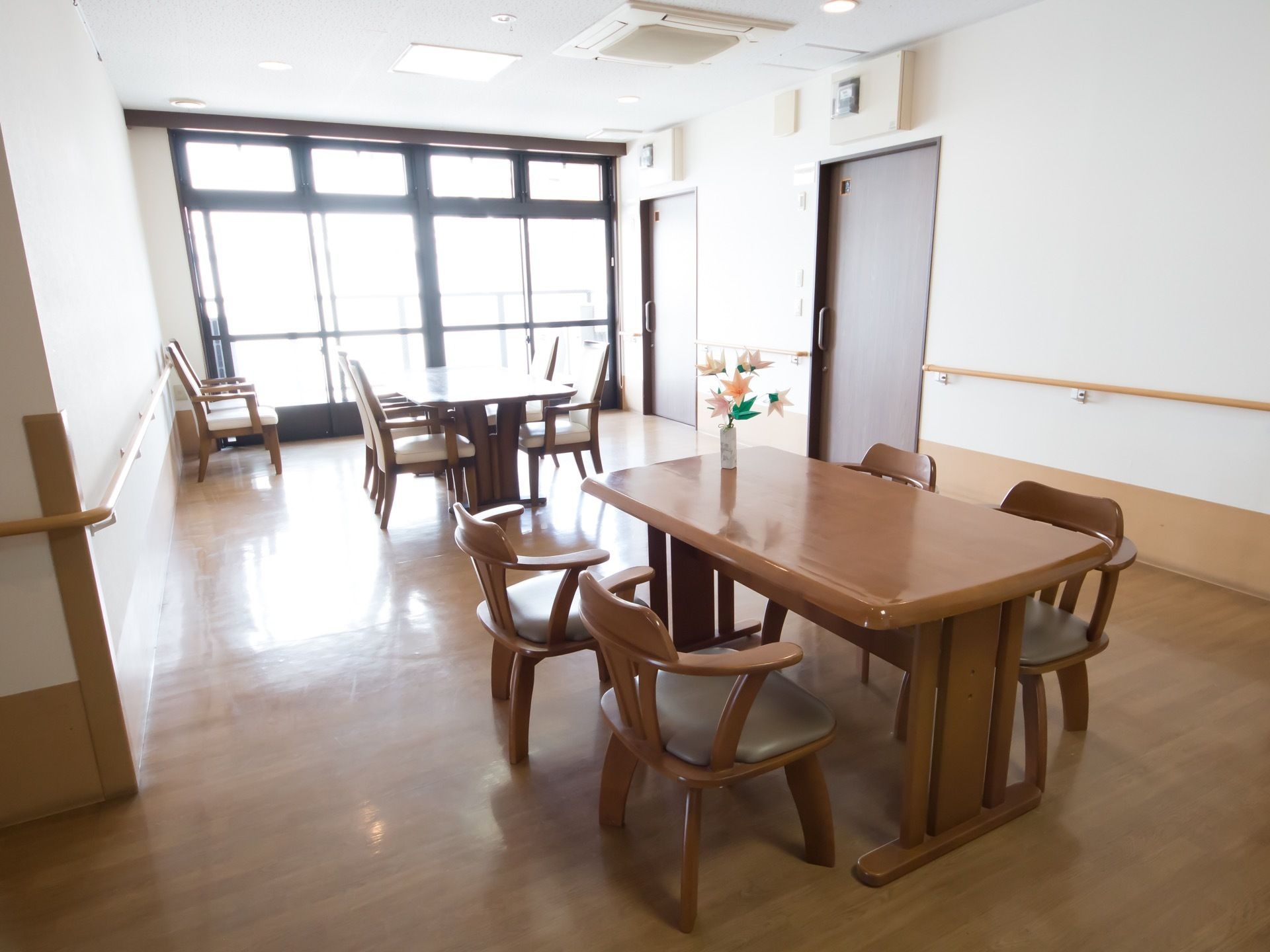 大きな掃き出し窓から日差しの差し込む、明るいフロア。窓際に置かれた椅子に座って、日向ぼっこが楽しめる。