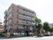 レンガ色の外壁が落ち着いた佇まいの、鉄筋５階建ての建物。集合住宅風のデザインが周囲の町並みに馴染んでいる。