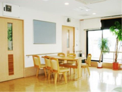 住宅型有料老人ホーム 大池ハウスのリビング。観葉植物を飾ったり、リラックスできるよう努めた空間。