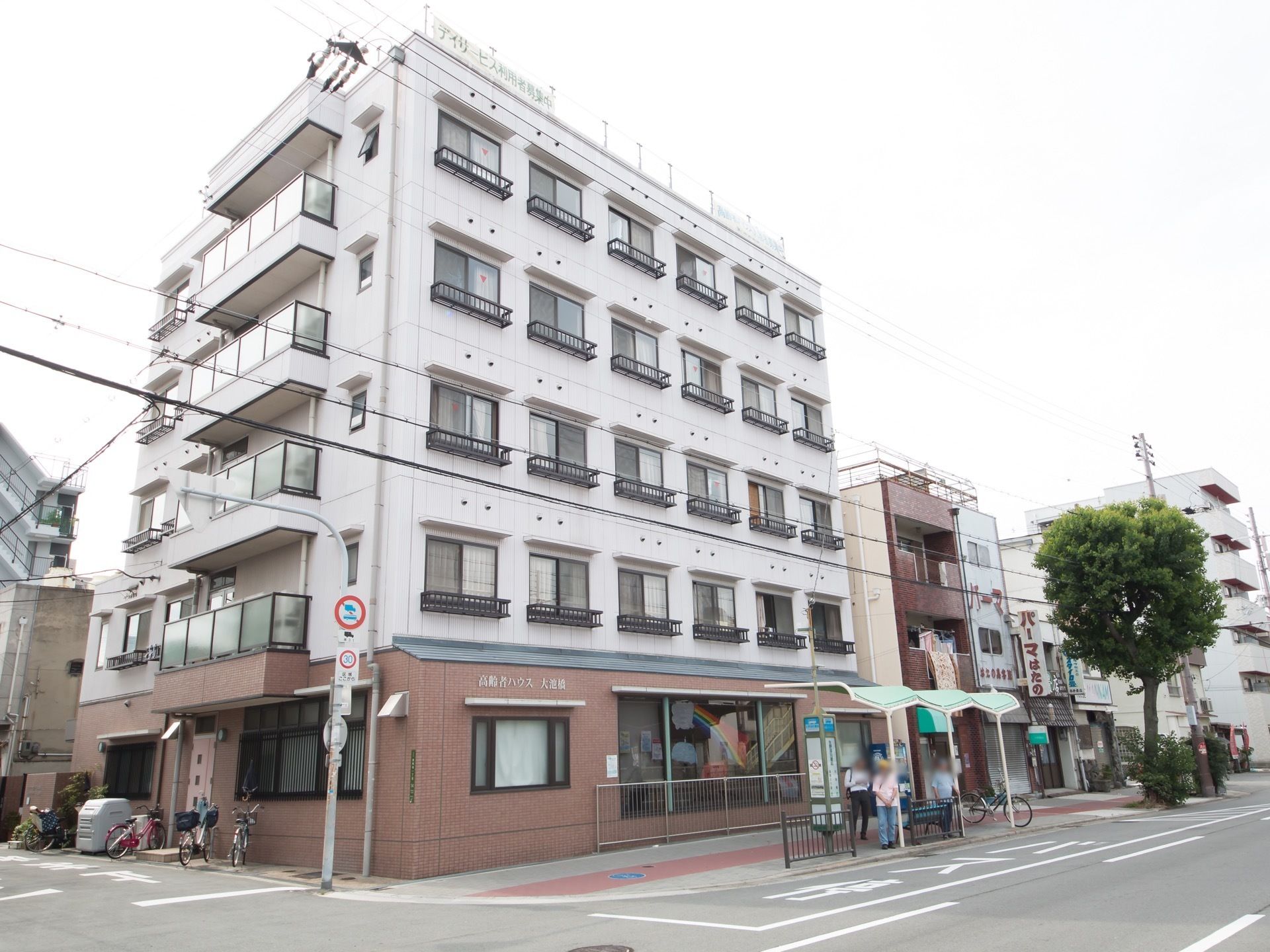 施設は5階建てで集合住宅のような造りになっている。大通り沿いに立っていて日を遮る建物もないので、日当たりは良好だ。