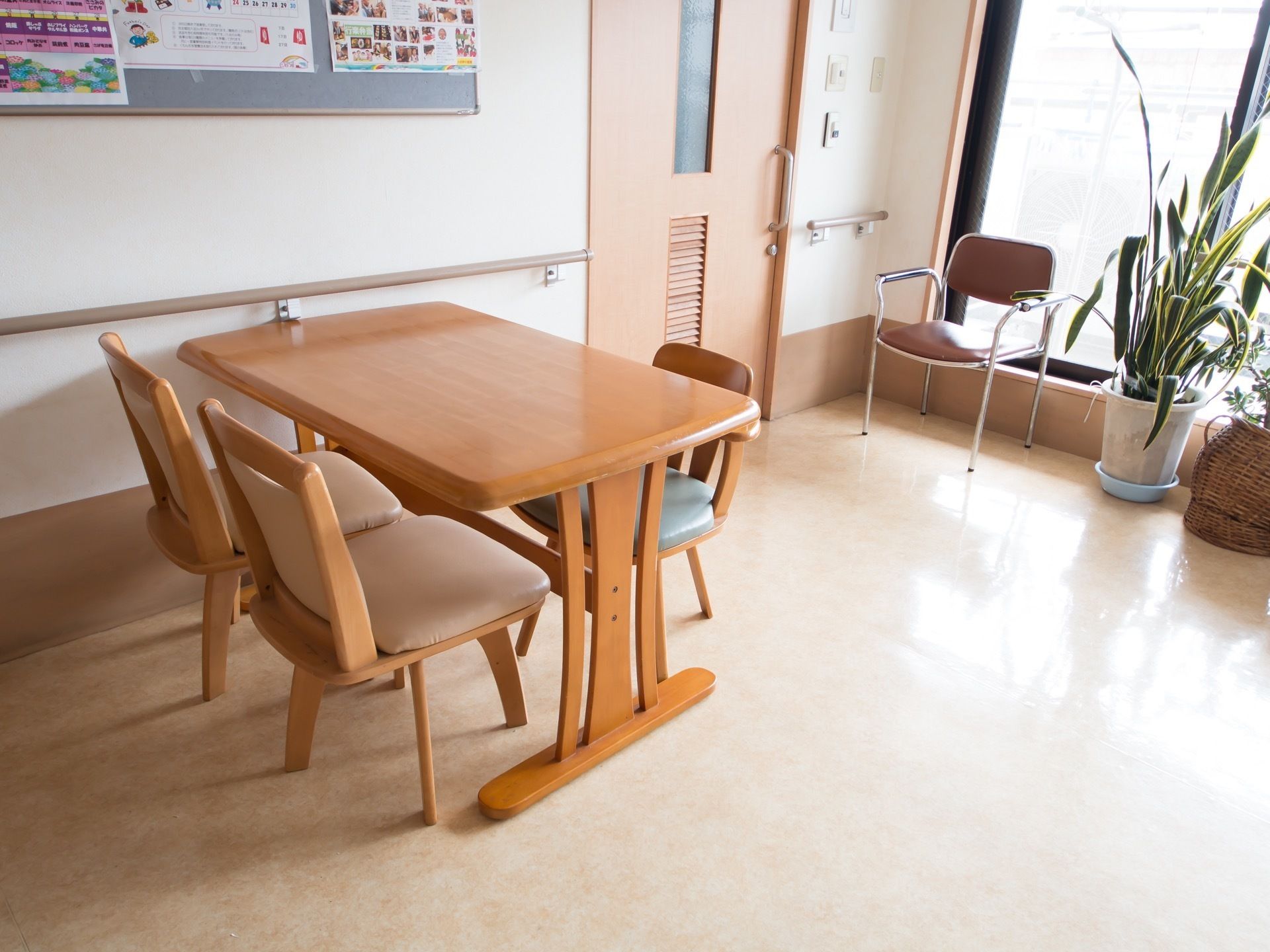 日当たりの良い窓際にテーブルセットが設置されている。入居者様同士やご家族と気軽に利用することができる。