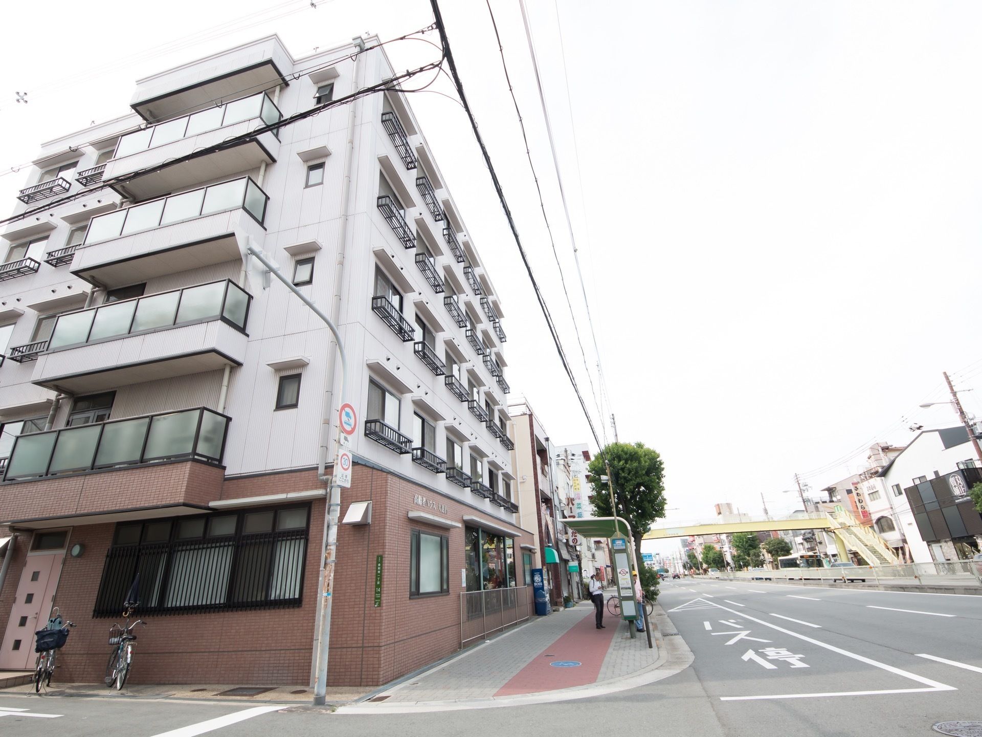建物はバス通りに面した角地にあるので、デイサービスの送迎車の出入りも簡単に行える。バス停もすぐ側にあるので、交通の便にも恵まれた立地。