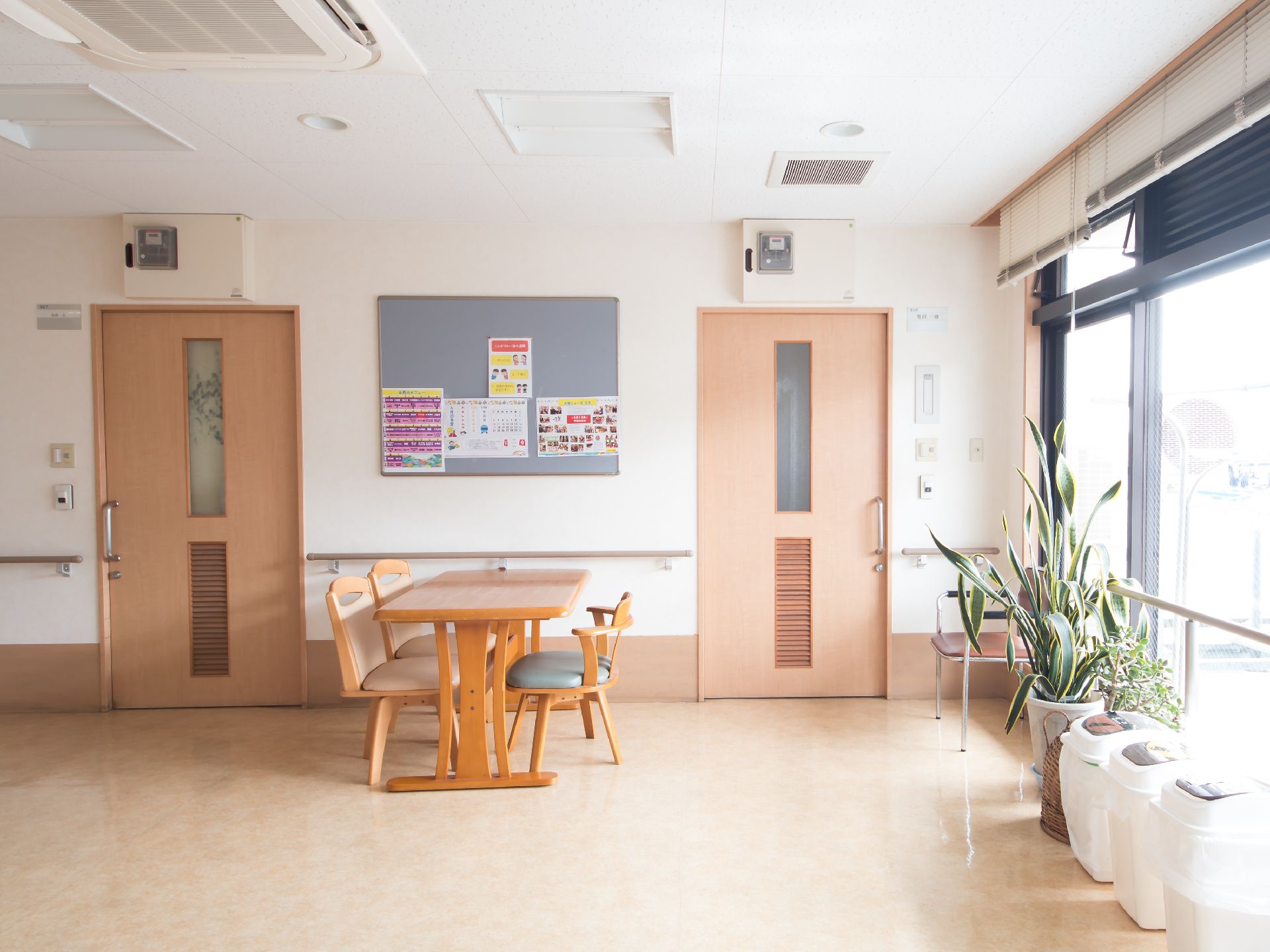 ２つの居室入口の間にテーブルと椅子が置かれている廊下