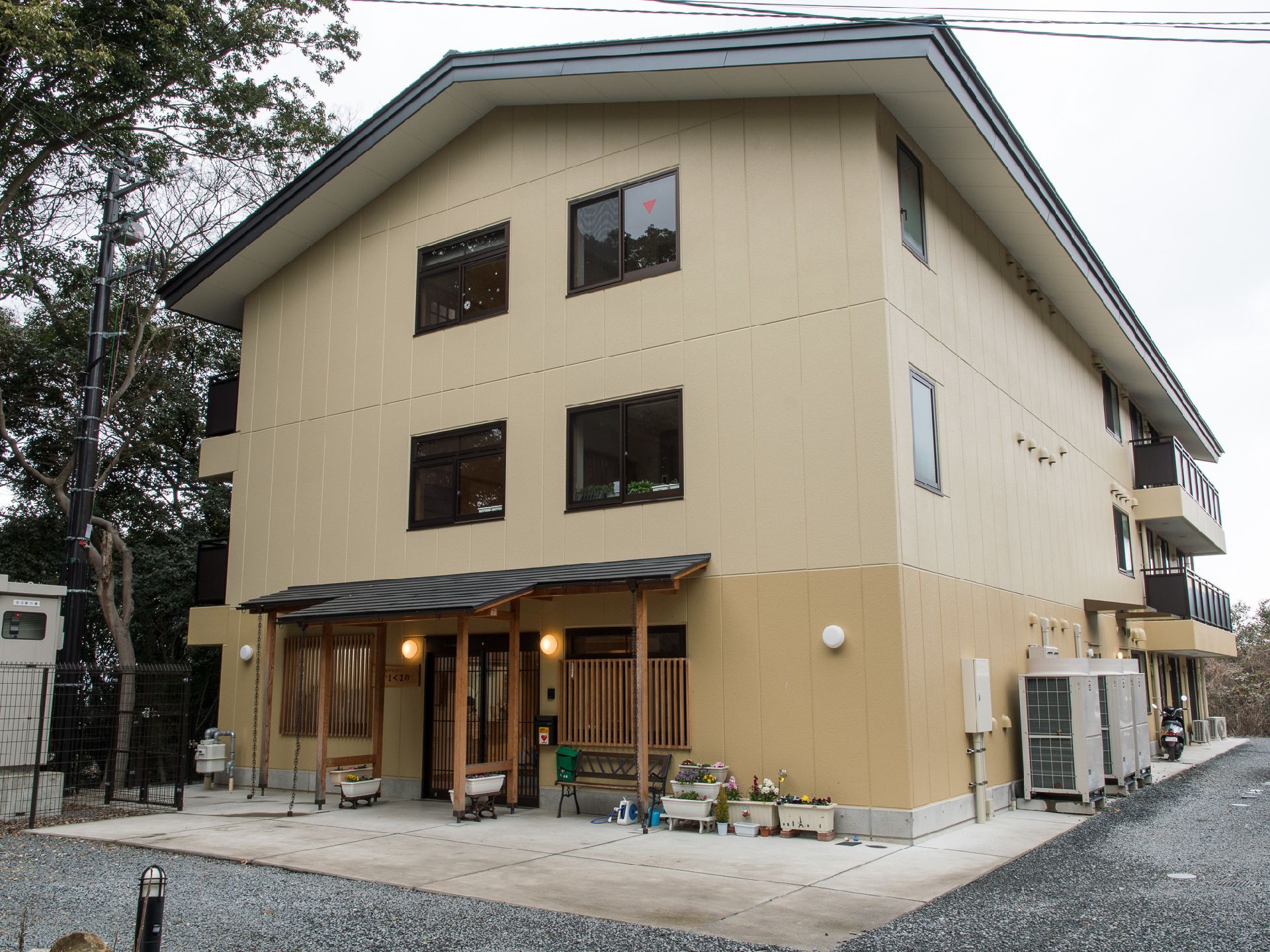 総合ケアセンターきたおおじは、3階建ての介護施設となっている。クリーム色の落ち着いた色合いの建物である。