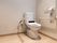 トイレには縦型の手すりやひじ置きが設置され、安全に利用できる。緊急の場合は呼び出しボタンが設置されているので安心。