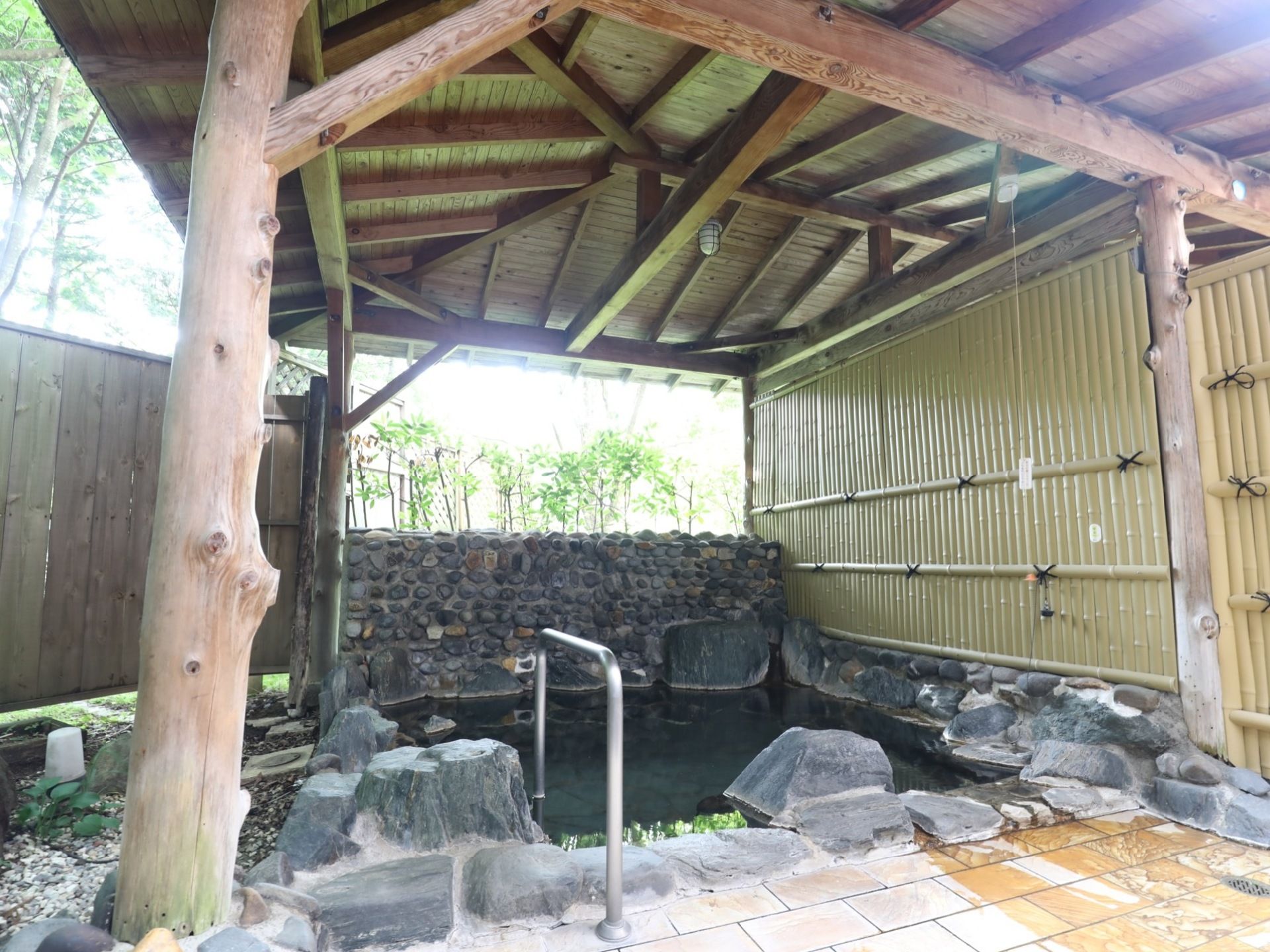 石や木材、竹などの素材を取り入れた和の趣のある露天風呂である。数人が湯船に浸かれる広さの浴槽を備えている。
