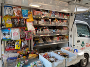 選りすぐりの商品が並ぶ販売車