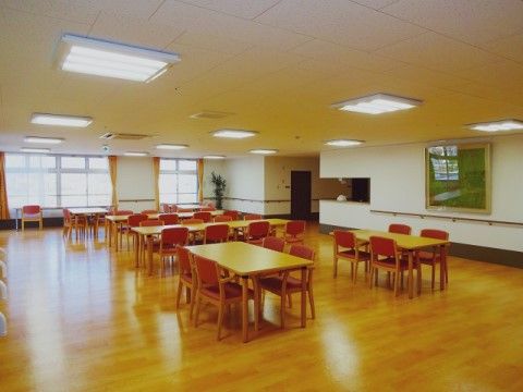 椅子やテーブルがいくつも置かれている、広さのある共有スペース