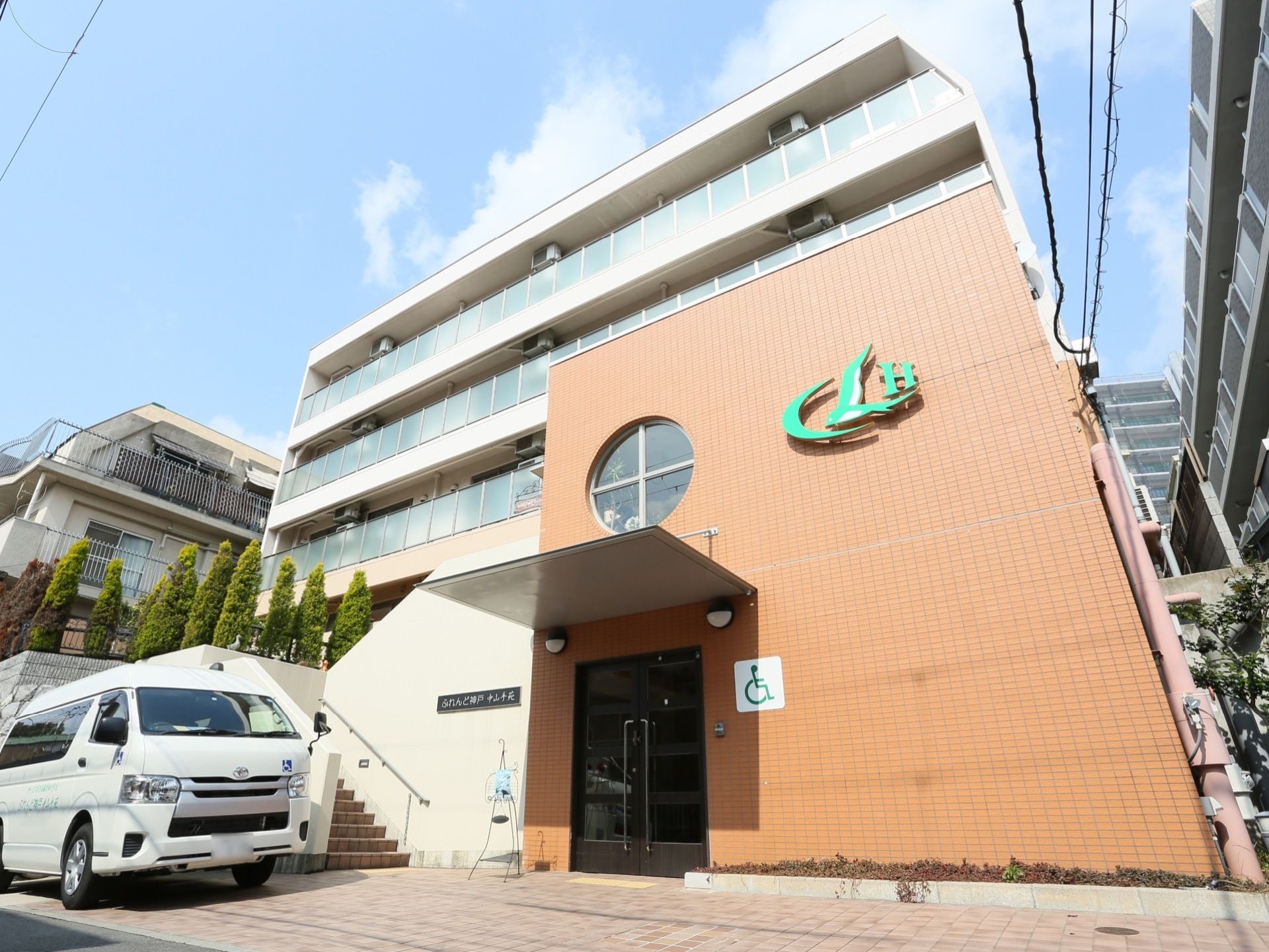 閑静な住宅地に立地し、穏やかな生活を送ることができる。居住区域は２階以上になるため、外から見えず落ち着いて過ごすことができる。